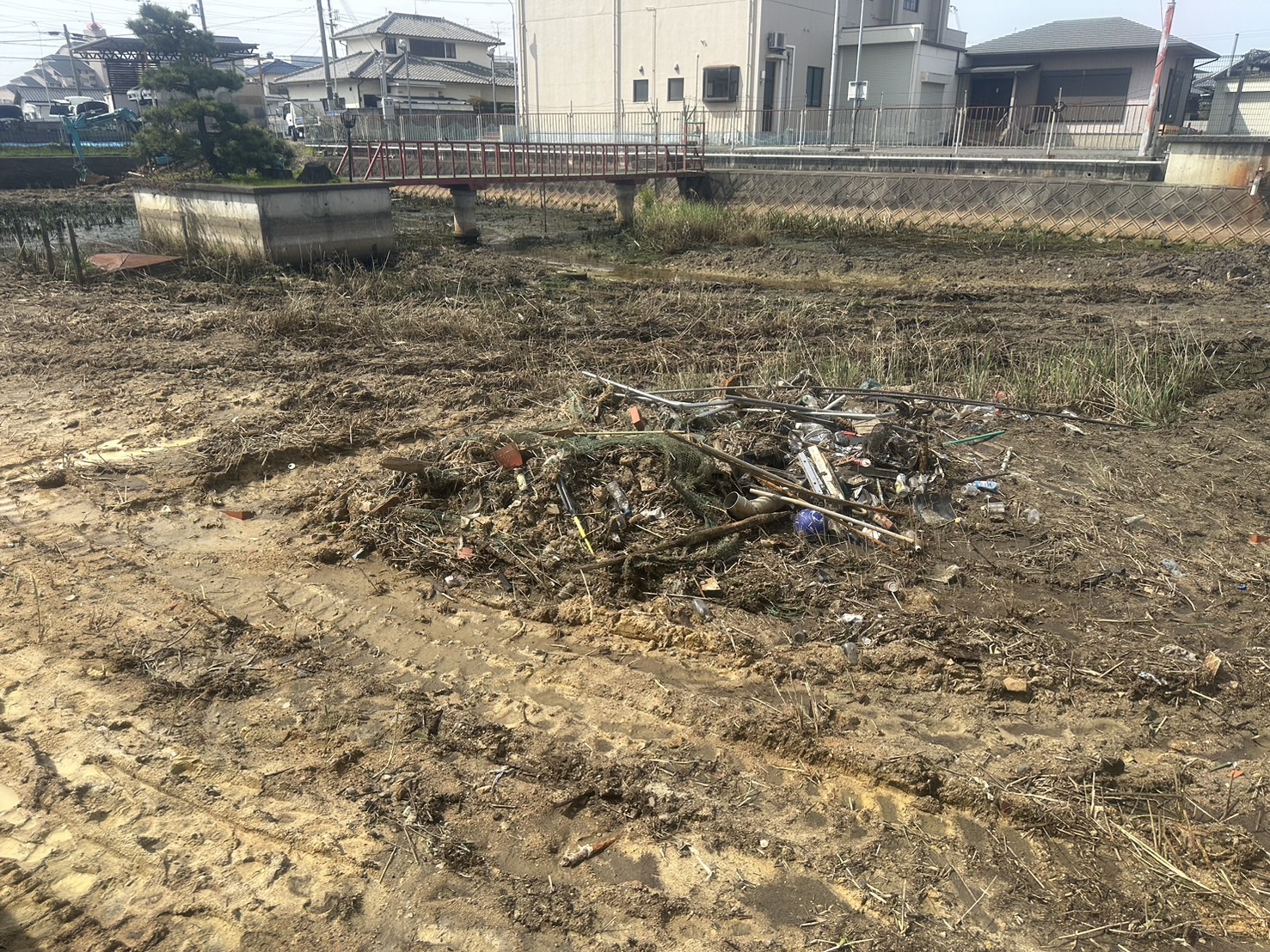 堆積物・不要物の撤去に関する施工写真（1枚目）