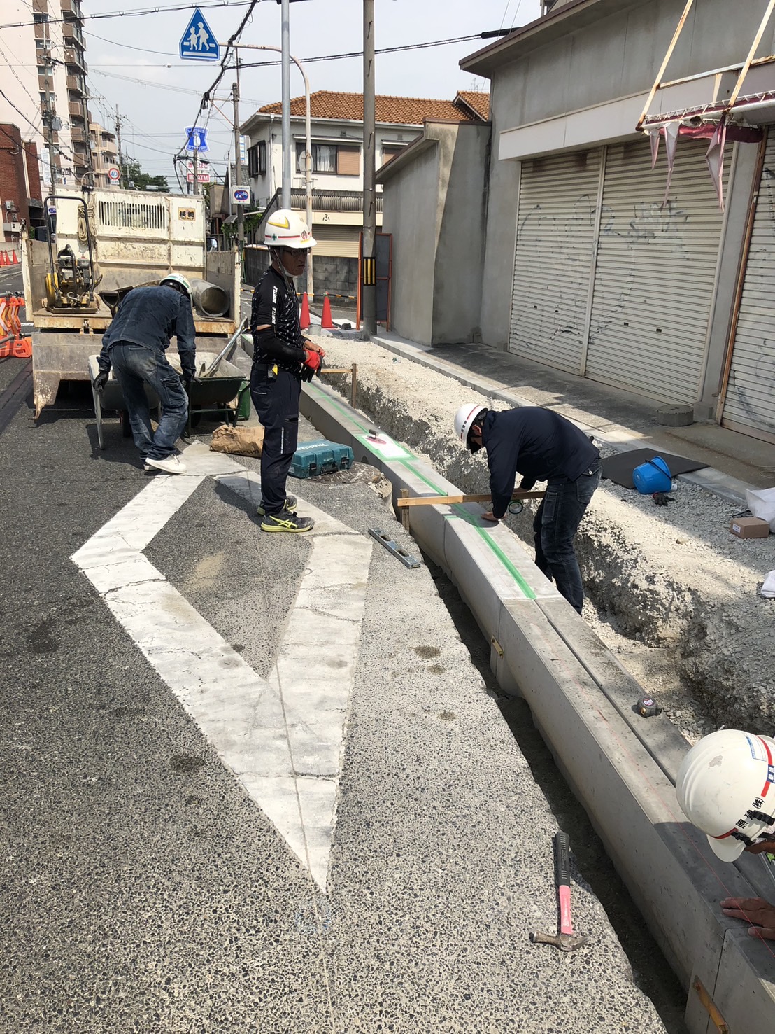 道路側溝を施工している現場の様子