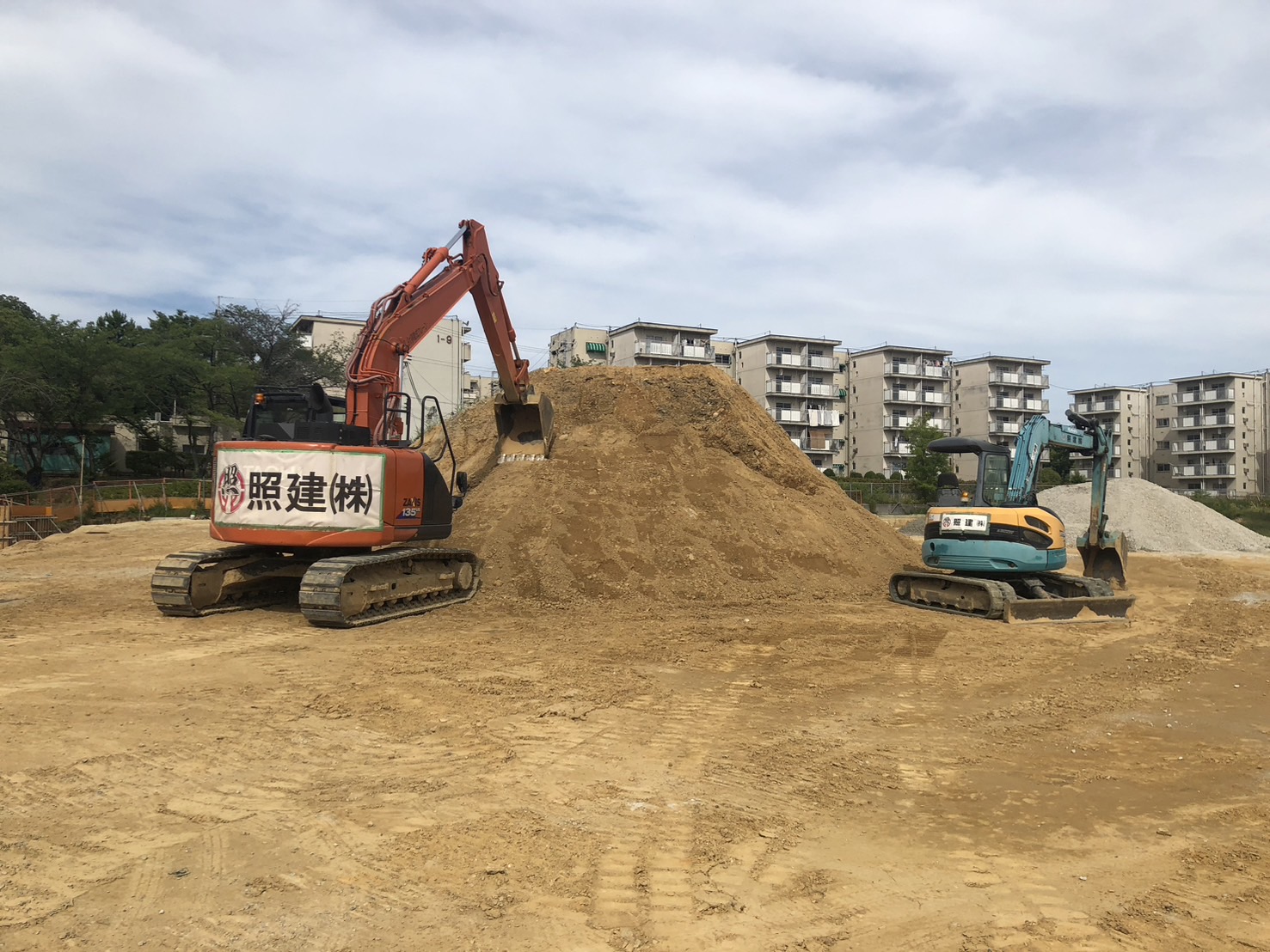 重機が稼働する造成現場
