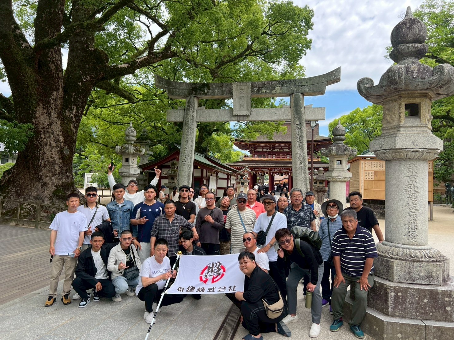 社員旅行で神社を訪れた社員