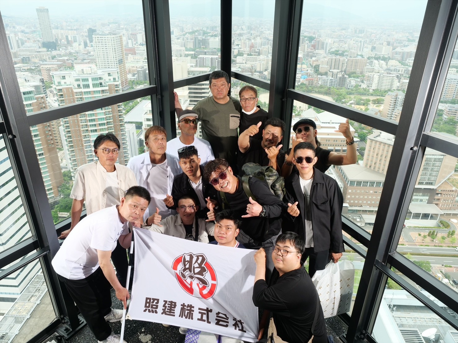 社員旅行で展望台を訪れた社員